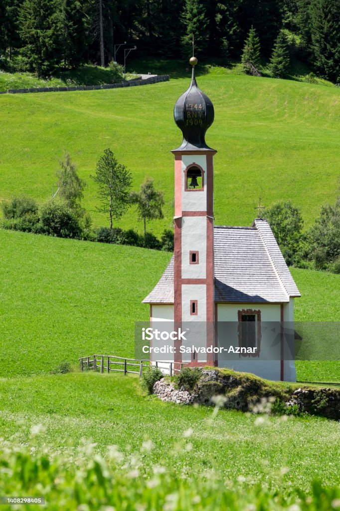 Pyhän Johanneksen kirkko Etelä-Tirolissa - Rojaltivapaa avainsanalla Alpit ja tyyppiä Kuvapankin valokuva Pyhän Johanneksen kirkko Etelä-Tirolissa - Rojaltivapaa avainsanalla Alpit ja tyyppiä Kuvapankin valokuva