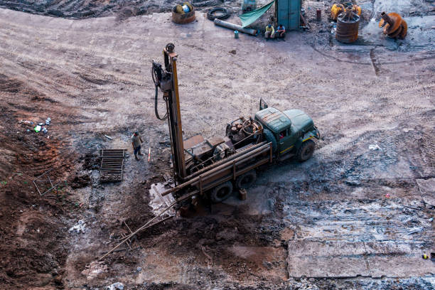 mobilna wiertnica zamontowana na ciężarówce podczas pracy, widok z góry - mining drill geotechnical borehole zdjęcia i obrazy z banku zdjęć
