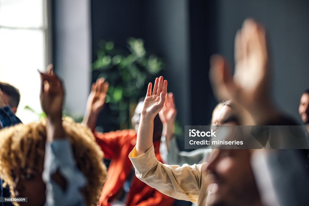 Group of Anonymous People Raising Hands on a Seminar - Royalty-free Ponto de Interrogação Foto de stock Group of Anonymous People Raising Hands on a Seminar - Royalty-free Ponto de Interrogação Foto de stock