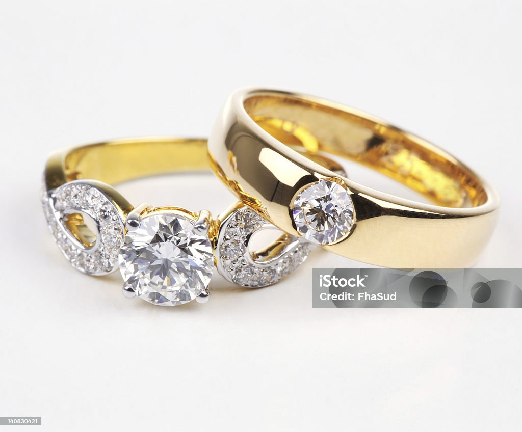 Due tipi di anello d'oro con diamante. - Foto stock royalty-free di Anello di diamanti