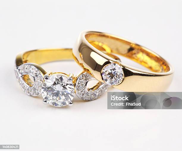 Due Tipi Di Anello Doro Con Diamante - Fotografie stock e altre immagini di Anello di diamanti - Anello di diamanti, Dorato - Colore descrittivo, Oro - Metallo