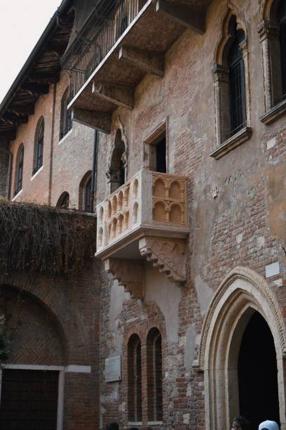 balcone di giulietta, verona - travel juliets balcony balcony europe foto e immagini stock