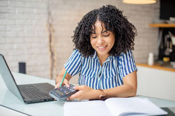 fare le tasse - businesswoman form finance women foto e immagini stock