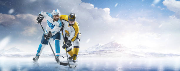 due giocatori di hockey professionisti combattono per il puck sul ghiaccio. concetto di hockey. combatti per il puck. inverno. emozioni sportive. azione di hockey - skateboard court foto e immagini stock