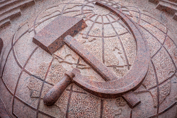 hoz y martillo comunista ruso de la antigua unión soviética en kiev, ucrania - hoz y martillo fotografías e imágenes de stock