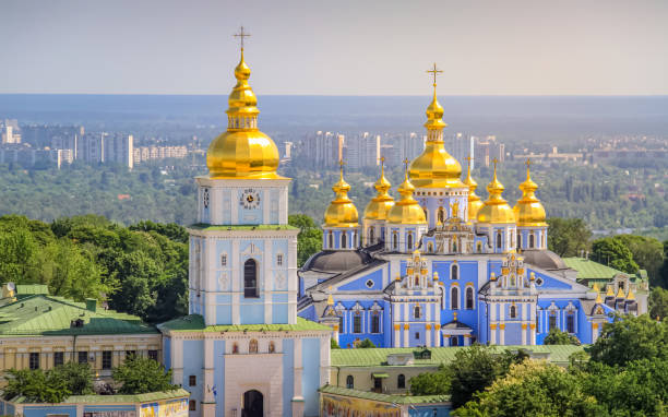 monastero di san michele dalle cupole dorate vista ad alto angolo, kiev - ucraina - kyiv orthodox church dome monastery foto e immagini stock