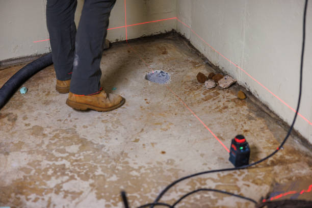lasermessung im keller, um ein radonminderungssystem für die hausverbesserung zu installieren. - basement concrete construction construction site stock-fotos und bilder