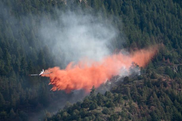 小型飛行機が消防士の上に難燃剤を落とし、スノークリーク火災モリソンコロラド州を喫煙 - fire retardant ストックフォトと画像
