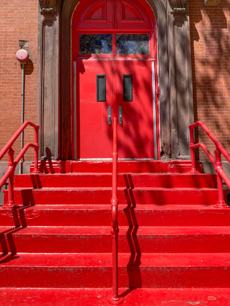 rosso ingresso - concrete wall railing metal bannister foto e immagini stock