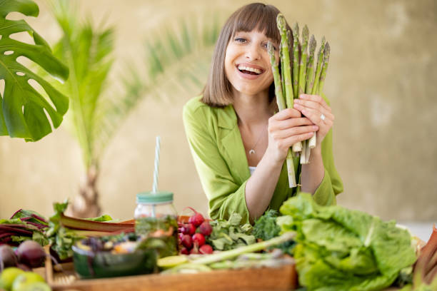 mulher com ingredientes de alimentos saudáveis frescos dentro de casa - helathy - fotografias e filmes do acervo