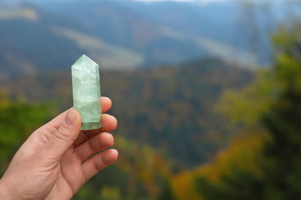 женщина, держащая кристалл в горах, крупным планом. место для текста - chakra crystal recovery spirituality стоковые фото и изображения