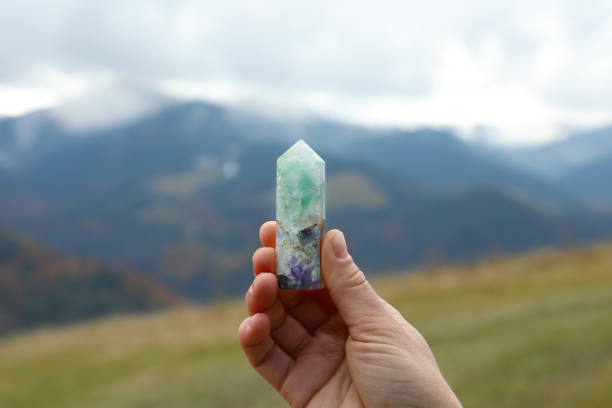 женщина, держащая красивый кристалл в горах, крупным планом - chakra crystal recovery spirituality стоковые фото и изображения