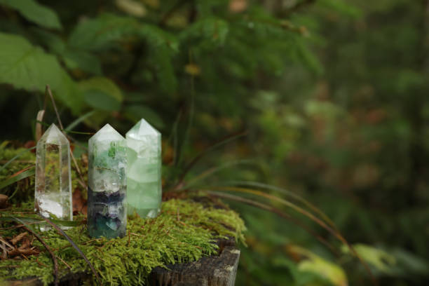 different crystals on moss in forest, space for text - reiki alternative medicine chakra recovery imagens e fotografias de stock