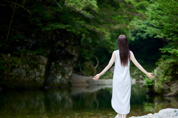 ผู้หญิงญี่ปุ่นที่หายใจลึกๆ ในธรรมชาติ - forest bathing ภาพสต็อก ภาพถ่ายและรูปภาพปลอดค่าลิขสิทธิ์