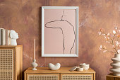 kreative-komposition-vintage-wohnzimmer-mit-rattan-kommode-vase-mit-getrockneten-blumen-sarg.jpg?b=1&s=170x170&k=20&c=9WzHpG3HbckmJQuzh7zFdlT_4zBdf-1KTIBZqIUyo-k=