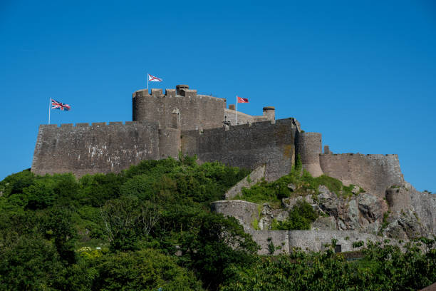 twierdza mont orgueil castle w porcie gorey, jersey, wyspy normandzkie, wyspy brytyjskie. - gorey zdjęcia i obrazy z banku zdjęć
