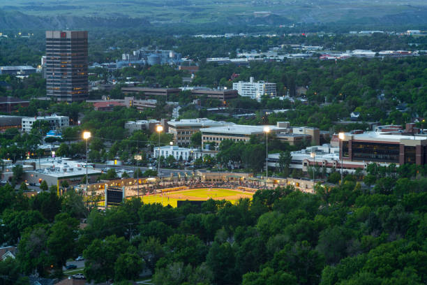 뇌우 구름이 빌링스 도시 풍경을 뒤덮고, dehler park에서 빌링스 머스탱스 마이너 리그 야구 경기를 치른다. - billings 뉴스 사진 이미지