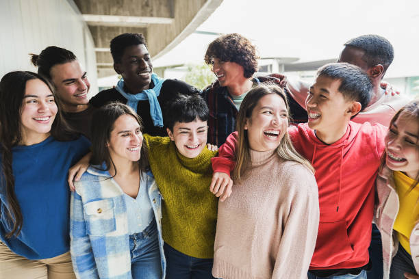 retrato de amigos multirraciales divirtiéndose sonriendo ante la cámara al aire libre - 16 17 años fotografías e imágenes de stock