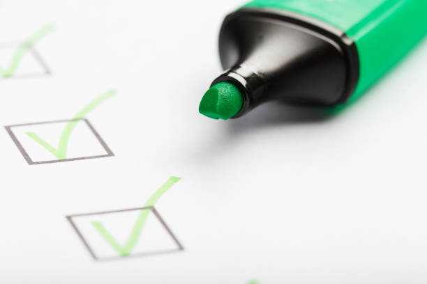 istock Green marker with markers on the checklist sheet. 1408404036