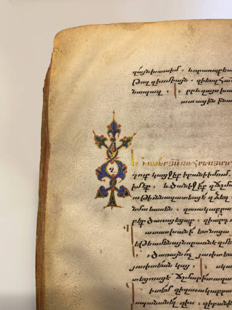 detal z 15-wiecznego ormiańskiego iluminowanego manuskryptu, na vellum.  złoto.  lapis lazuli - bible old book ancient zdjęcia i obrazy z banku zdjęć