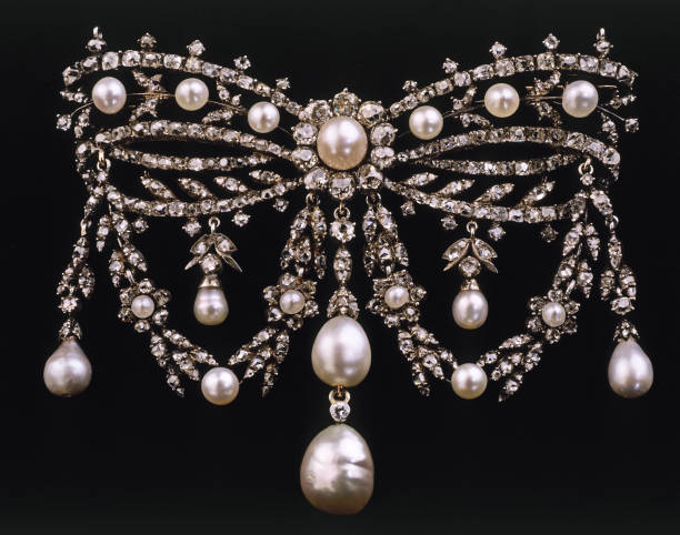 istock Beautiful vintage diamond and pearl necklace 1408420043