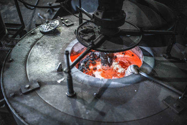 製造工場での鋳造取鍋ライニングプロセス - steel furnace indoors foundry ストックフォトと画像