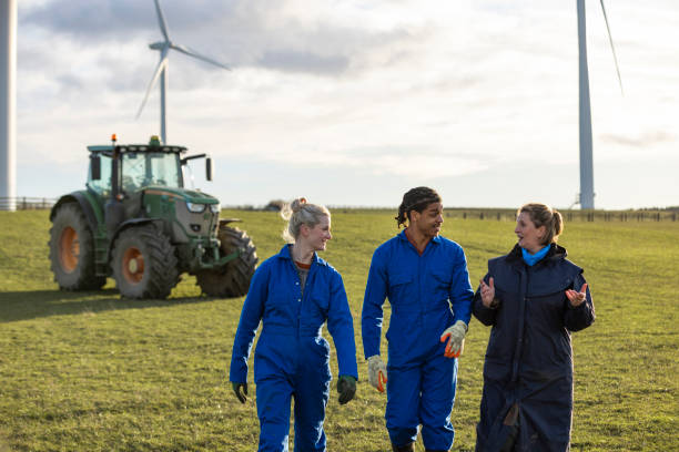 仕事上の農家 - tractor farm uk agriculture ストックフォトと画像