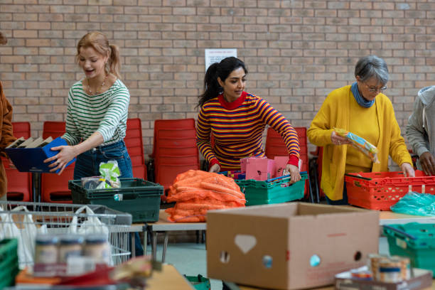 passare attraverso le donazioni - homelessness food in a row people foto e immagini stock