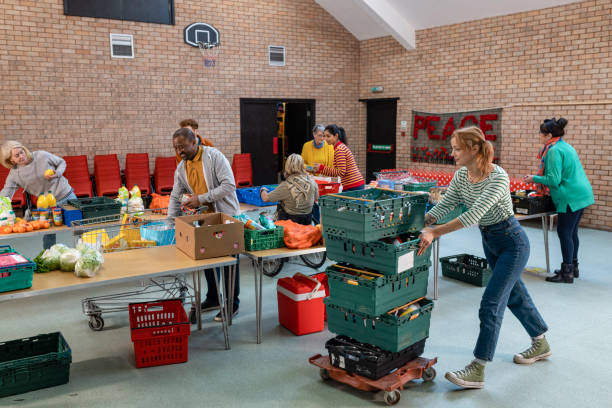 ocupado en el banco de alimentos - caridad y auxilio fotografías e imágenes de stock