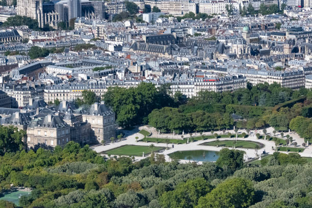 париж, сенат и люксембургский сад, вид с воздуха - paris france roof apartment aerial view стоковые фото и изображения