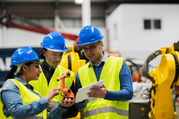 colegas de trabalho em uma fábrica de reparos de robôs - efficiency complexity cooperation gear - fotografias e filmes do acervo