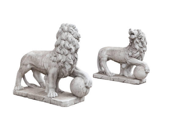 escultura emparelhada de leões com bola isolada em fundo branco - lions tooth - fotografias e filmes do acervo