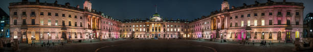 somerset house panorama quadrangle géorgien la nuit - somerset house photos et images de collection