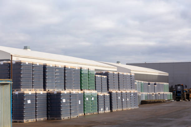 almacén exterior con paquetes de botellas marrones y verdes - industry warehouse floor beer fotografías e imágenes de stock