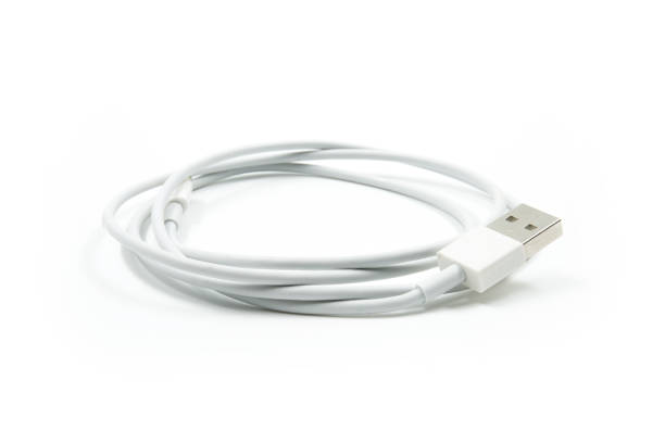 cabo usb branco para smartphone isolado em fundo branco - usb cable cable black isolated - fotografias e filmes do acervo