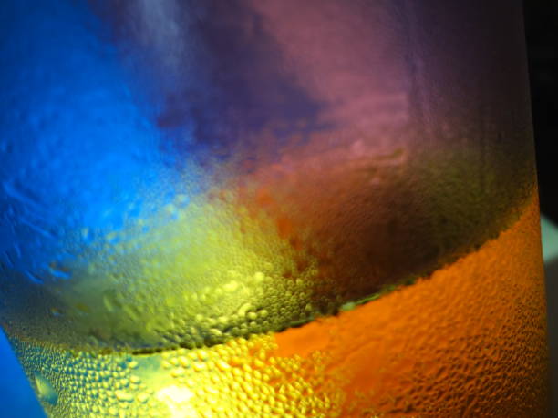 многоцветная радуга неон полосатый абстрактный текстурированный расфокусированный размытый вихрь узор кривой фон - neon light rainbow bright gay pride стоковые фото и изображения