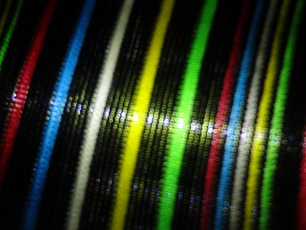 multi colorato arcobaleno neon a righe astratto strutturato sfocato sfocato swirl pattern curve sfondo - neon light rainbow bright gay pride foto e immagini stock
