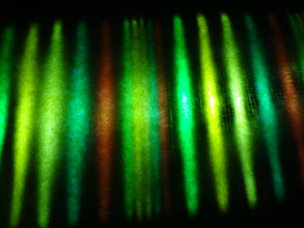 многоцветная радуга неон полосатый абстрактный текстурированный расфокусированный размытый вихрь узор кривой фон - neon light rainbow bright gay pride стоковые фото и изображения