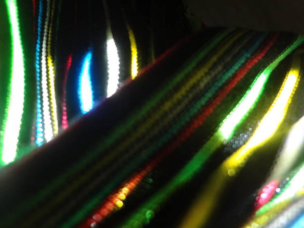 multi colore arcobaleno neon a strisce astratto strutturato sfocato sfocato sfocato turbinio modello curva sfondo - neon light rainbow bright gay pride foto e immagini stock