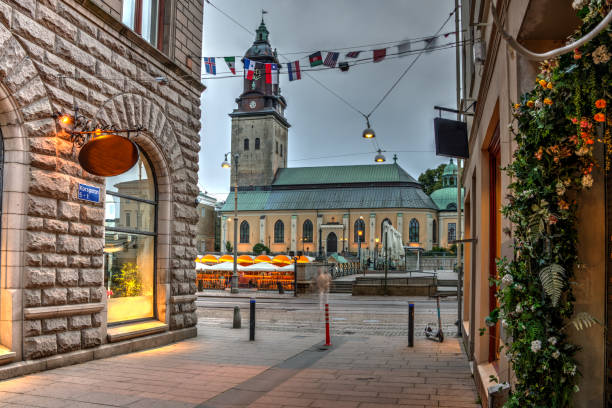 rue le soir nommée « korsgatan » dans le centre de göteborg, suède. - named town photos et images de collection