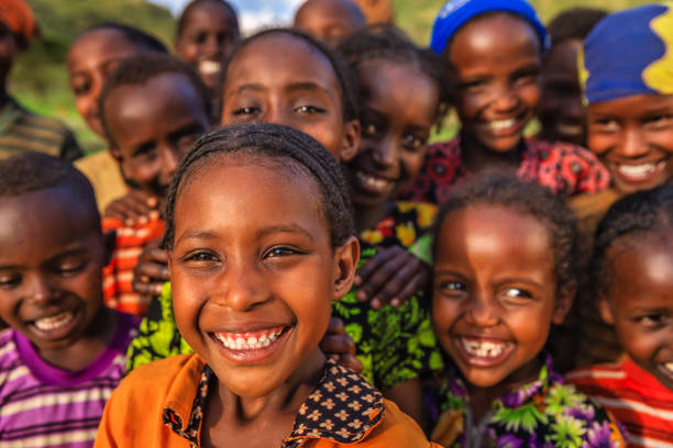 eine gruppe von glückliche kinder in afrika, naher osten und afrika - ethiopia stock-fotos und bilder