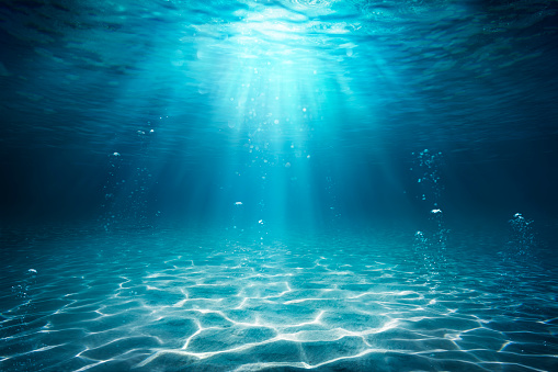 Mar submarino - Abismo de aguas profundas con luz de sol azul photo