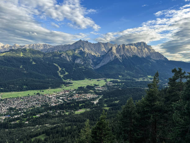 belle vue panoramique sur garmisch-partenkirchen, allemagne - zugspitze mountain germany high up cloudscape photos et images de collection