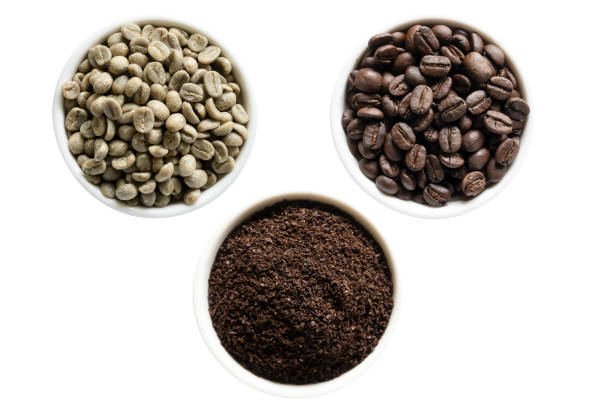 커피, 녹색 노란색 생 커피 원두 다크 브라운 커피 원두 로스팅하여 가공 된 ground 커피 파우더는 다양한 메뉴로 제공됩니다. 흰색 배경에 커피 3 컵. - bean coffee bean heap white 뉴스 사진 이미지