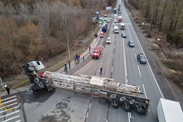 vista aerea dell'incidente stradale con camion rovesciato che blocca il traffico - covered truck foto e immagini stock