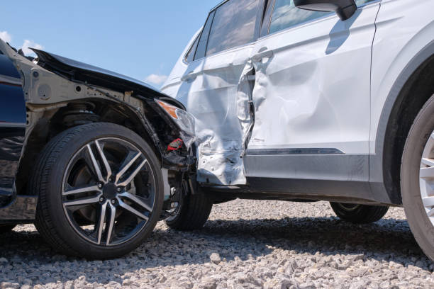 danneggiato in veicoli pesanti incidenti stradali dopo la collisione sul luogo dell'incidente stradale della città. sicurezza stradale e concetto di assicurazione - impatto foto e immagini stock