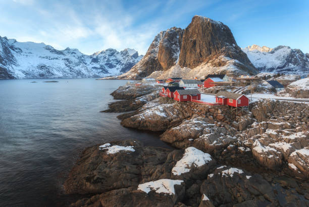 hamnoy fishing village al amanecer en moskenesoya en las islas lofoten, noruega - fishing village nordic countries fjord fotografías e imágenes de stock