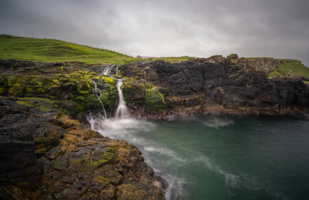 夏の絵のように美しいアイルランドの海岸とダンセベリックの滝の長時間の露出ビュー - nobody non urban scene long exposure county antrim ストックフォトと画像