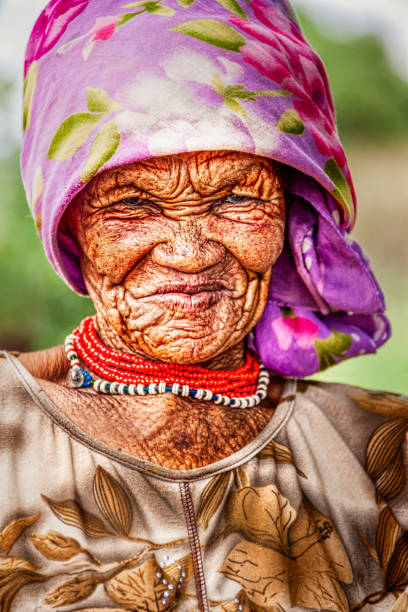 basarwa anciana - khoikhoi woman fotografías e imágenes de stock