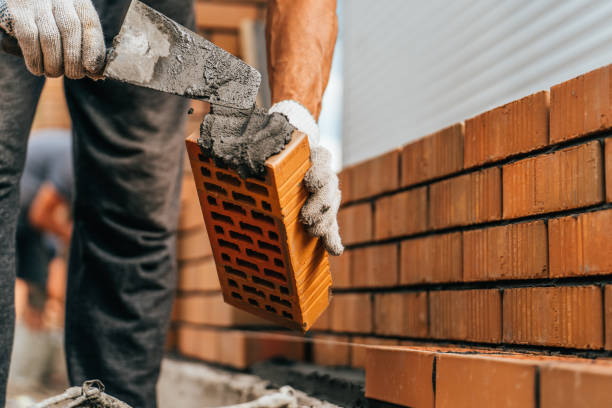 espátulas de mason mancha argamassa de cimento no tijolo. alvenaria ao construir casa ou cerca de pedra - mason brick bricklayer installing - fotografias e filmes do acervo